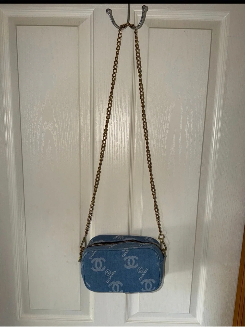 CHANEL Blue Denim CC Logo Crossbody Bag with Gold Chain - Picture 4 of 6